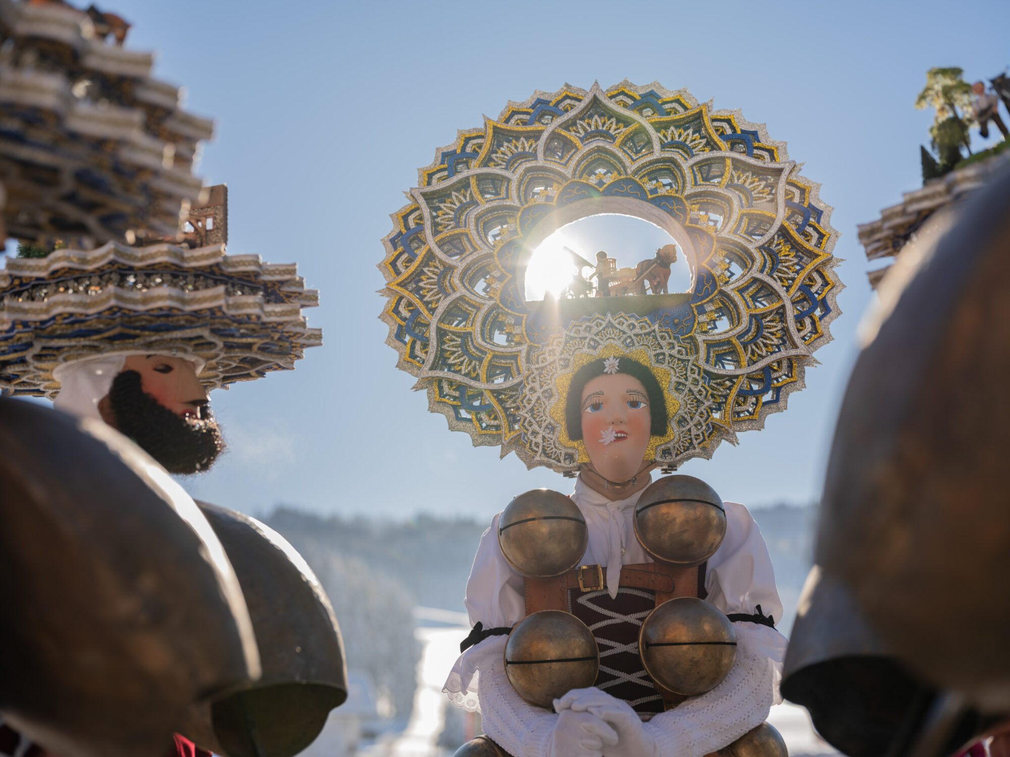 Urnäsch, Hundwil, Appenzell Ausserrhoden, Schweiz, 13 Januar 2024 - Silvesterchlausen, Brauchtum, eine Gruppe verkleideter Männer ziehen singend von Bauernhof zu Hof. Silvester Chlaus.