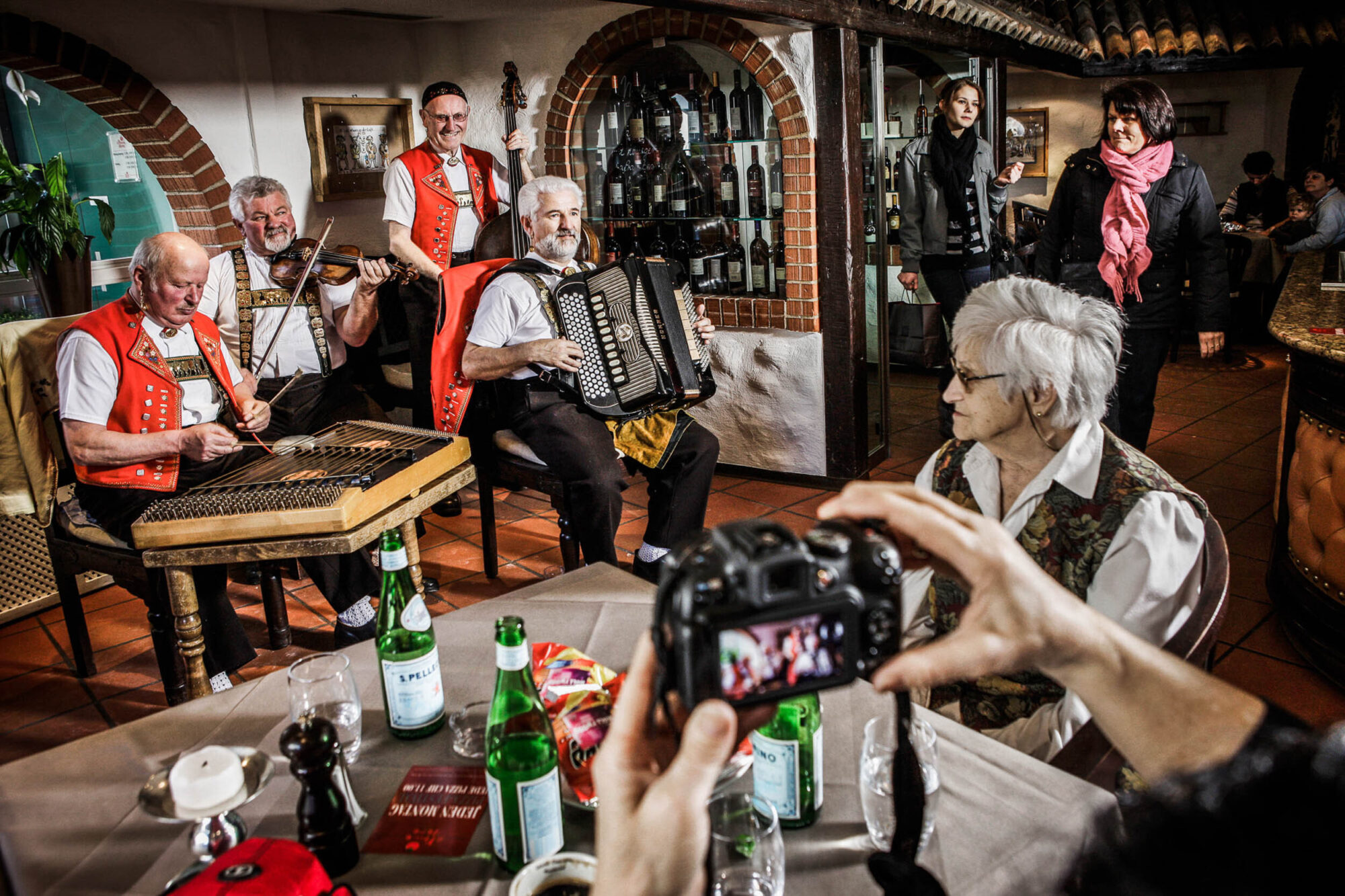Herisau, Appenzell Ausserrhoden, Schweiz, 25. Februar 2009 - Albert Duesl am Hckbrett, Hansueli Alder an der Geige, Walter Alder an der Handorgel und Ueli Alder am Bass. Streichmusik Alder.

Photo by Daniel Ammann