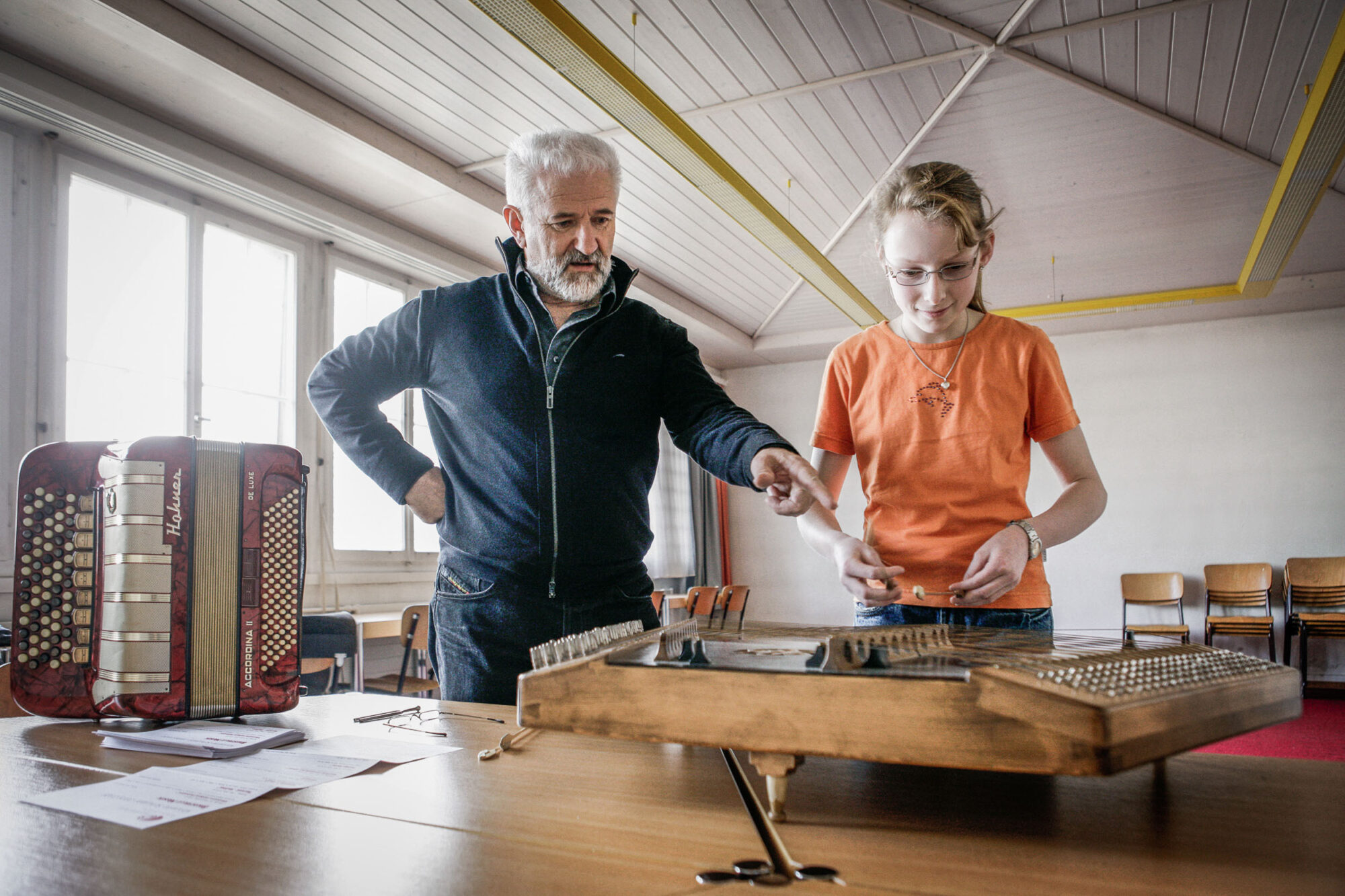 Urnaesch, Appenzell Ausserrhoden, Schweiz, 17. Maerz 2009 - Walter Alder gibt im Pafrreihaus der Evangelischen Kirche Urnaesch der 14 jaehrigen Rahel Naef Hackbrett Musikunterricht.

Photo by Daniel Ammann