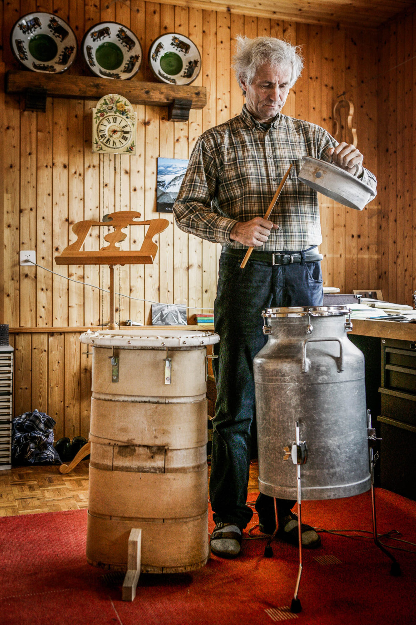 Urnaesch, Appenzell Ausserrhoden, Schweiz, 10. Maerz 2009 - Noldi Alder spielt auf den Bauernschlagzeug, einer bespannten Holztanse (L) und und einer Milchkante (R).

Photo by Daniel Ammann