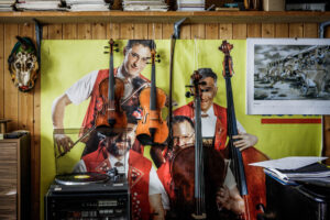 Urnaesch, Appenzell Ausserrhoden, Schweiz, 13. Maerz 2009 - Stilleben mit Plakat, Geige, Maske und Cello. 

Photo by Daniel Ammann