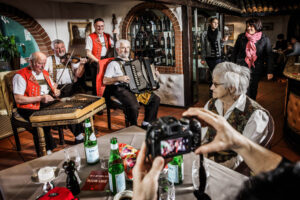 Herisau, Appenzell Ausserrhoden, Schweiz, 25. Februar 2009 - Albert Duesl am Hckbrett, Hansueli Alder an der Geige, Walter Alder an der Handorgel und Ueli Alder am Bass. Streichmusik Alder.

Photo by Daniel Ammann