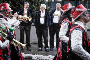 Herisau, Appenzell Ausserrhoden, Schweiz, 25. Februar 2009 - Albert Duesl am Hckbrett, Hansueli Alder an der Geige, Walter Alder an der Handorgel und Ueli Alder am Bass. Streichmusik Alder waehrend des Gidio Hosestoss Umzuges am Aschermittwoch.

Photo by Daniel Ammann