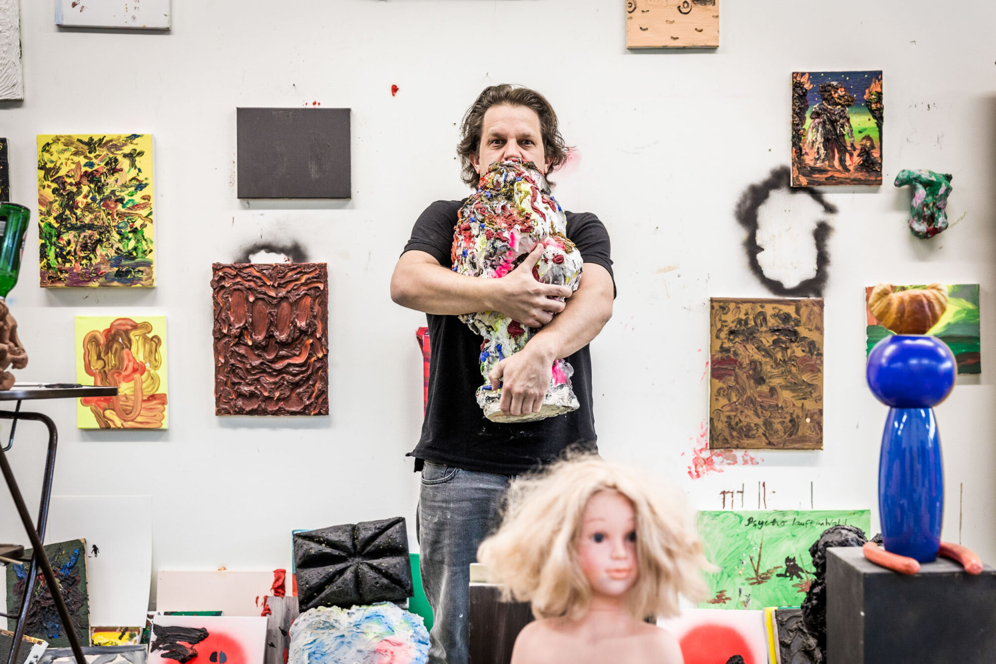 St. Gallen, Schweiz, 21. Mai 2013 - Beni Bischof, Kuenstler in seinem Atelier.