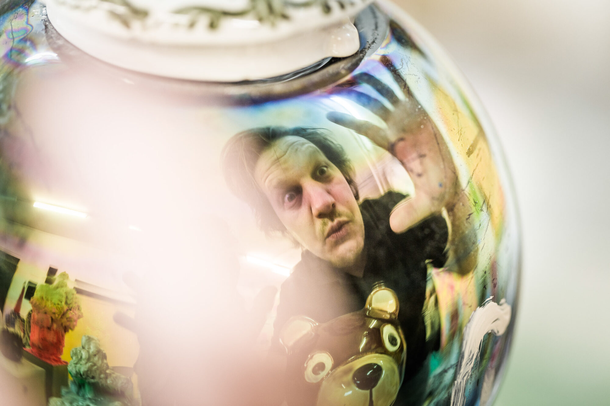 St. Gallen, Schweiz, 21. Mai 2013 - Beni Bischof, Kuenstler in seinem Atelier.