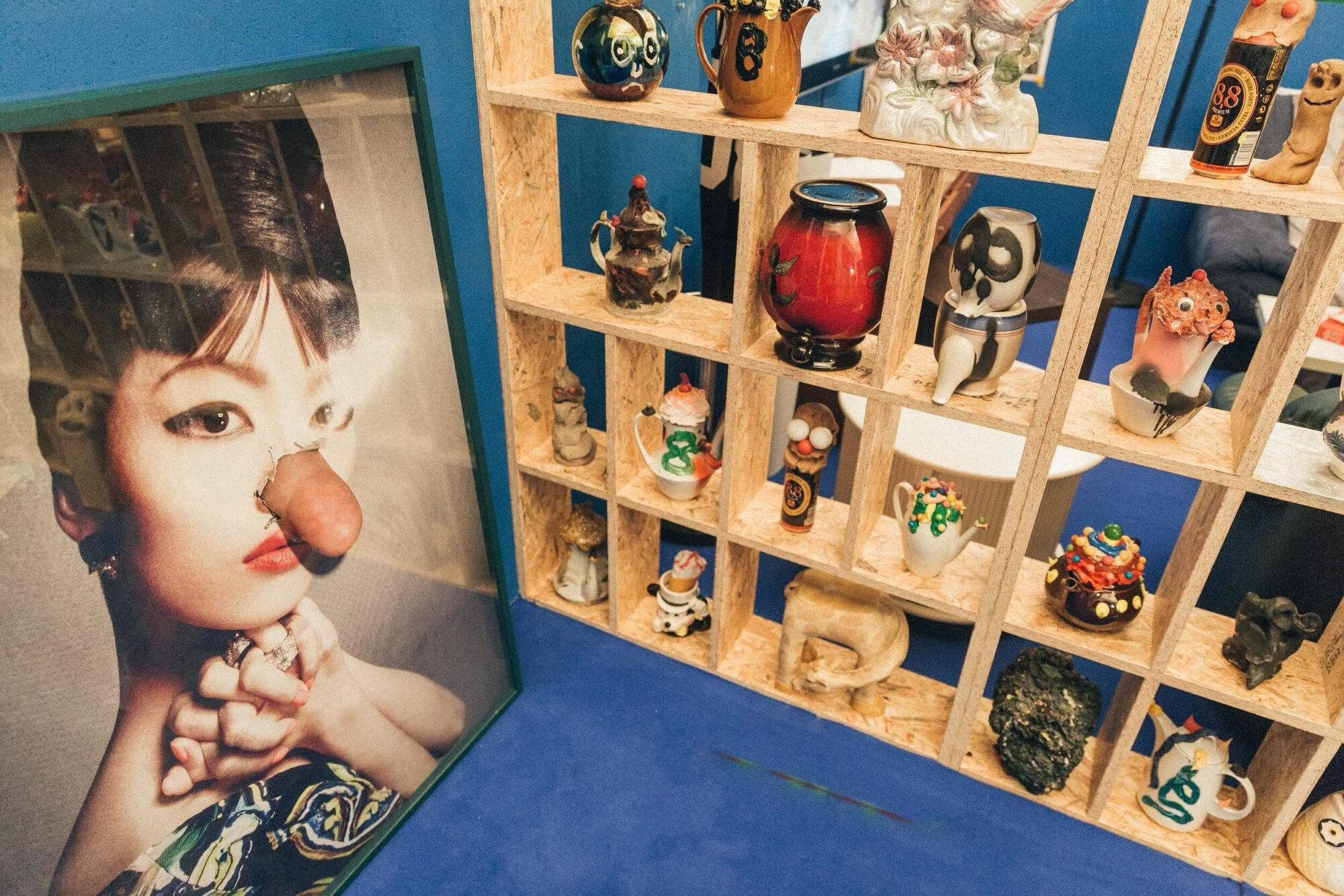 St. Gallen, Schweiz, 13. Februar 2015 - In einer witzigen, kontrastreichen Einzelausstellung zeigt das Kunstmuseum St. Gallen Zeichnungen, Collagen, Skulpturen und Installationen von Beni Bischof. Der 1976 geborene, aus Widnau SG stammende Kuenstler ist Traeger des Manor-Kunstpreises St. Gallen 2015.