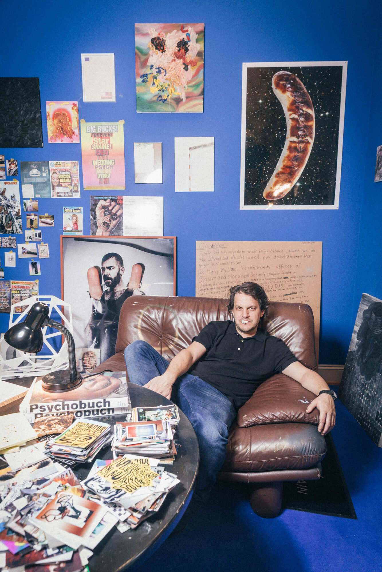 St. Gallen, Schweiz, 13. Februar 2015 - In einer witzigen, kontrastreichen Einzelausstellung zeigt das Kunstmuseum St. Gallen Zeichnungen, Collagen, Skulpturen und Installationen von Beni Bischof. Der 1976 geborene, aus Widnau SG stammende Kuenstler ist Traeger des Manor-Kunstpreises St. Gallen 2015.