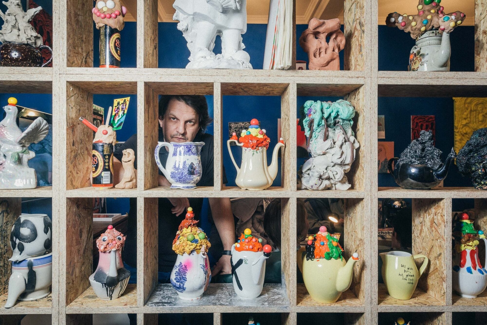 St. Gallen, Schweiz, 13. Februar 2015 - In einer witzigen, kontrastreichen Einzelausstellung zeigt das Kunstmuseum St. Gallen Zeichnungen, Collagen, Skulpturen und Installationen von Beni Bischof. Der 1976 geborene, aus Widnau SG stammende Kuenstler ist Traeger des Manor-Kunstpreises St. Gallen 2015.