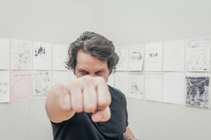 St. Gallen, Schweiz, 13. Februar 2015 - In einer witzigen, kontrastreichen Einzelausstellung zeigt das Kunstmuseum St. Gallen Zeichnungen, Collagen, Skulpturen und Installationen von Beni Bischof. Der 1976 geborene, aus Widnau SG stammende Kuenstler ist Traeger des Manor-Kunstpreises St. Gallen 2015.