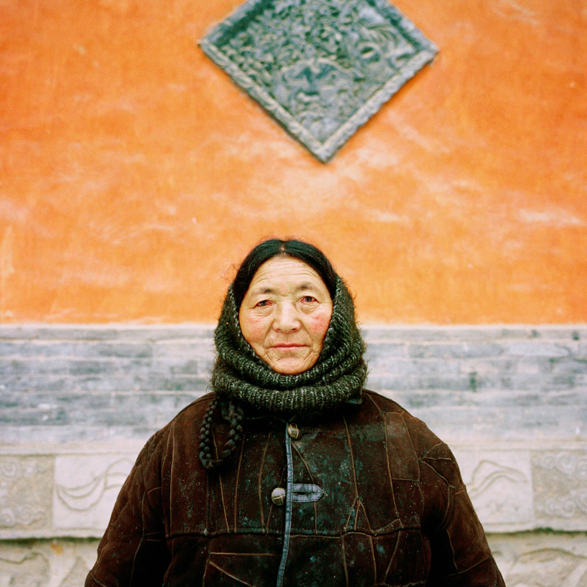 CHINA REPORTAGE IM MAERZ UND APRIL 2005

CHINESIN EINER TIBETISCHEN MINDERHEIT AN EINER KLOSTERFASSADE STEHEND. 

PHOTO BY DANIEL AMMANN