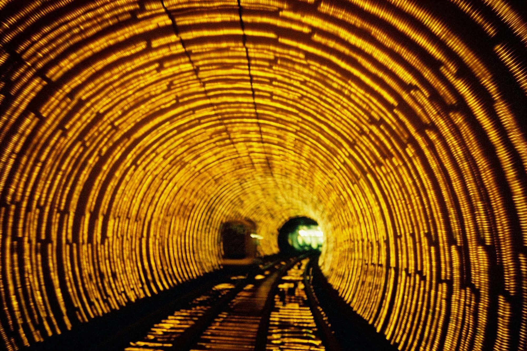 CHINA REPORTAGE IM MAERZ UND APRIL 2005

BELEUCHTETER TUNNEL ZWISCHEN PUDONG UND DEM ALTEN TEIL VON SCHANGHAI. BILD AUS CHINA FUER EINE AUSSTELLUNG IN ST. GALLEN

PHOTO BY DANIEL AMMANN