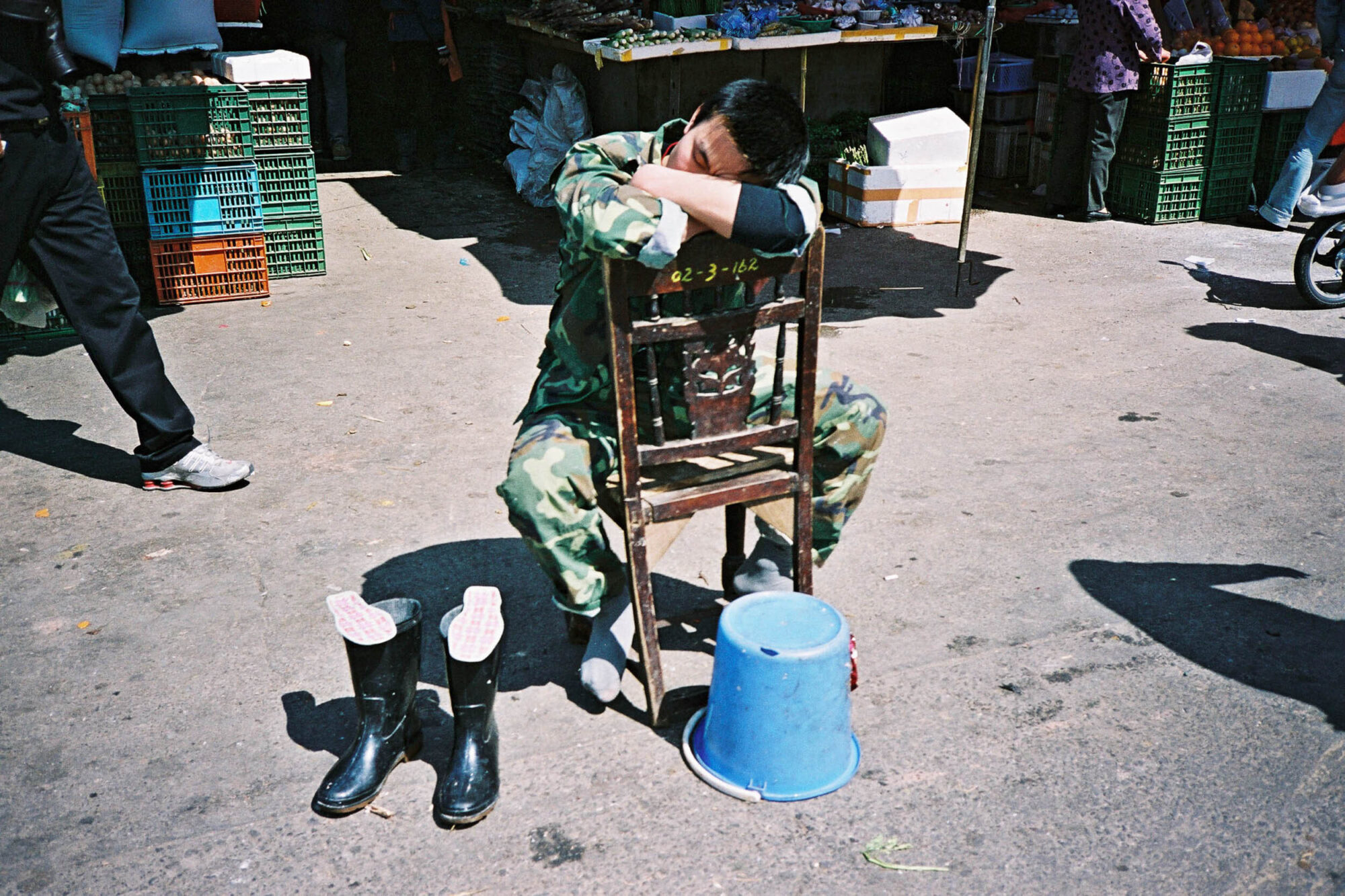 CHINA REPORTAGE IM MAERZ UND APRIL 2005

SCHLAFENDER MILTAERMANN AUF EINEM STUHL IN DER STRASSE VON SHANGHAI, CHINA.

PHOTO BY DANIEL AMMANN