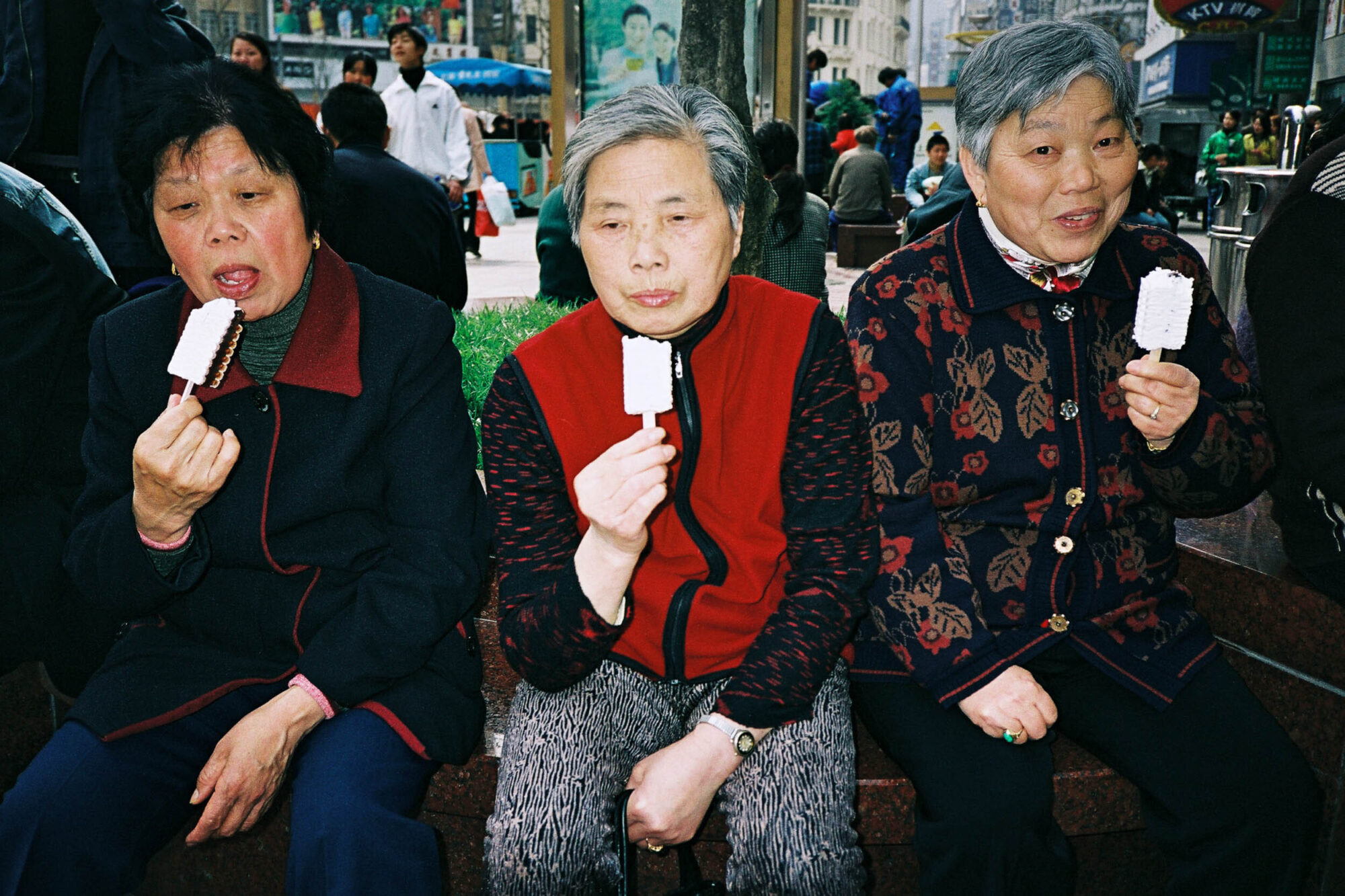 CHINA REPORTAGE IM MAERZ UND APRIL 2005

DREI ALTE CHINESINNEN BEIM GLACE ESSEN IN SCHANGHAI. BILD AUS CHINA FUER EINE AUSSTELLUNG IN ST. GALLEN

PHOTO BY DANIEL AMMANN