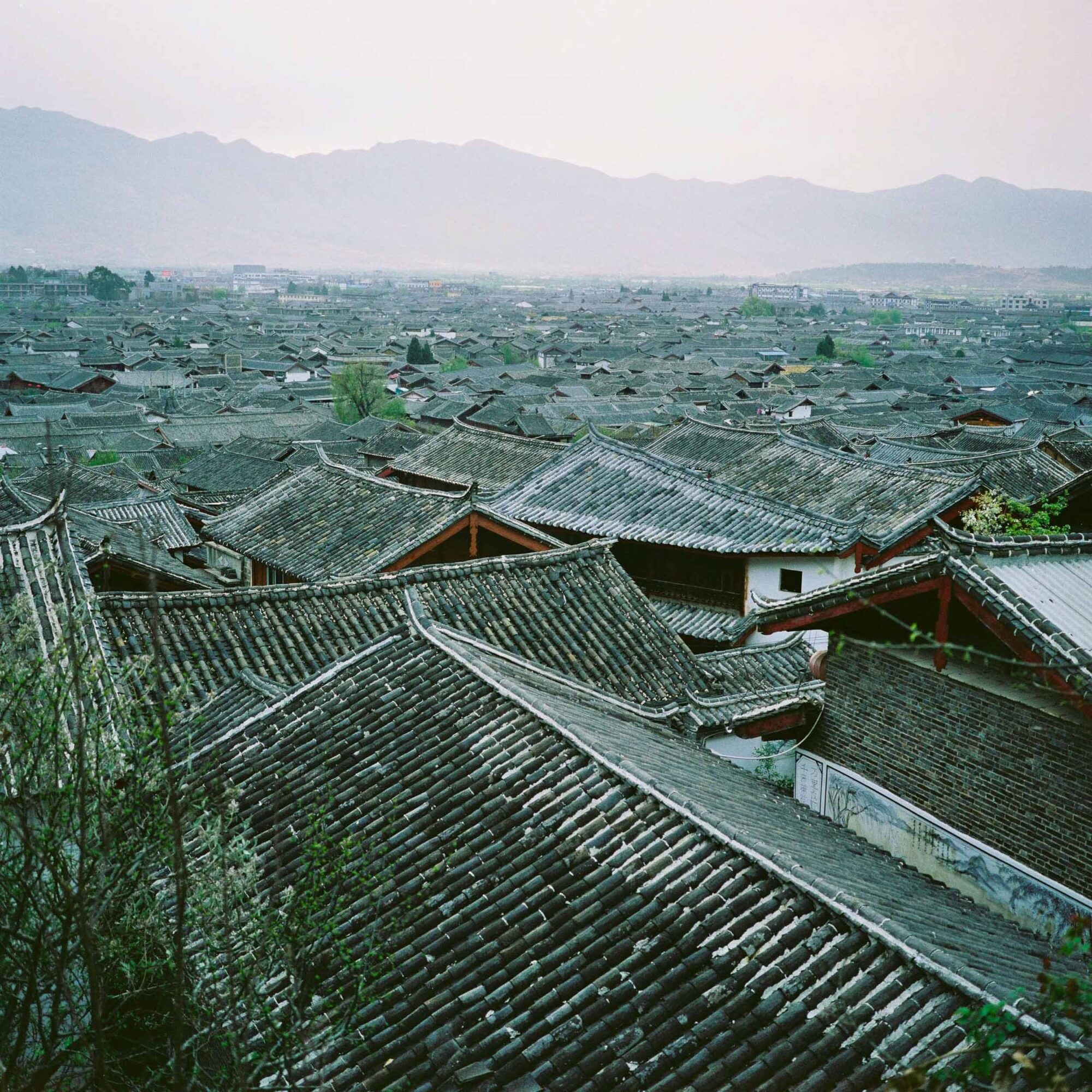 CHINA REPORTAGE IM MAERZ UND APRIL 2005

BILD AUS DER STADT LIJIANG, DACHLANDSCHAFT VON LIJIANG, EINEM WELTKULTUR ERBE ORT IN CHINA.

PHOTO BY DANIEL AMMANN