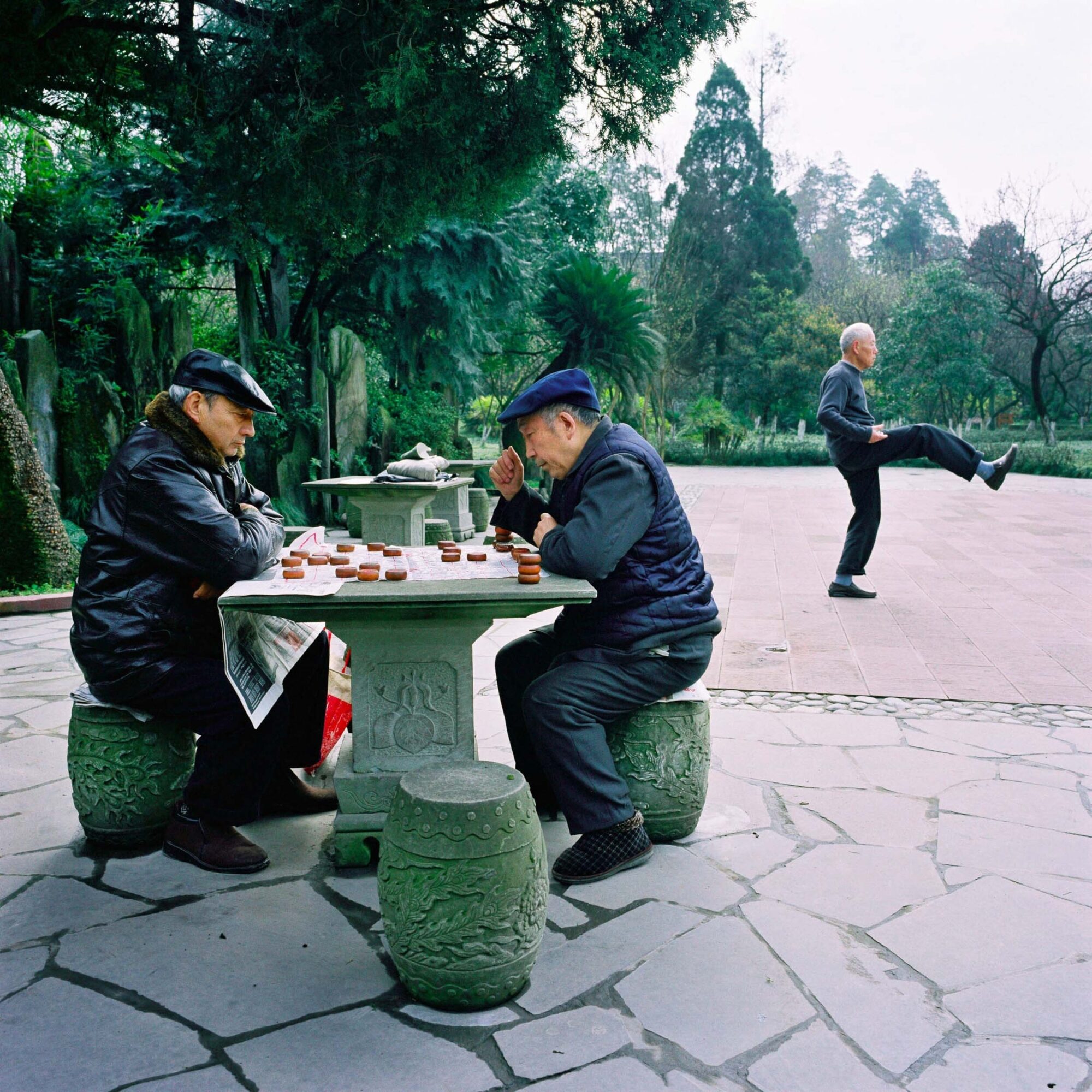 CHINA REPORTAGE IM MAERZ UND APRIL 2005

CHINESEN BEIM SPIEL UND STRETCHING IN EINEM PARK NAHE CHENGDU. BILD AUS CHINA FUER EINE AUSSTELLUNG IN ST. GALLEN

PHOTO BY DANIEL AMMANN