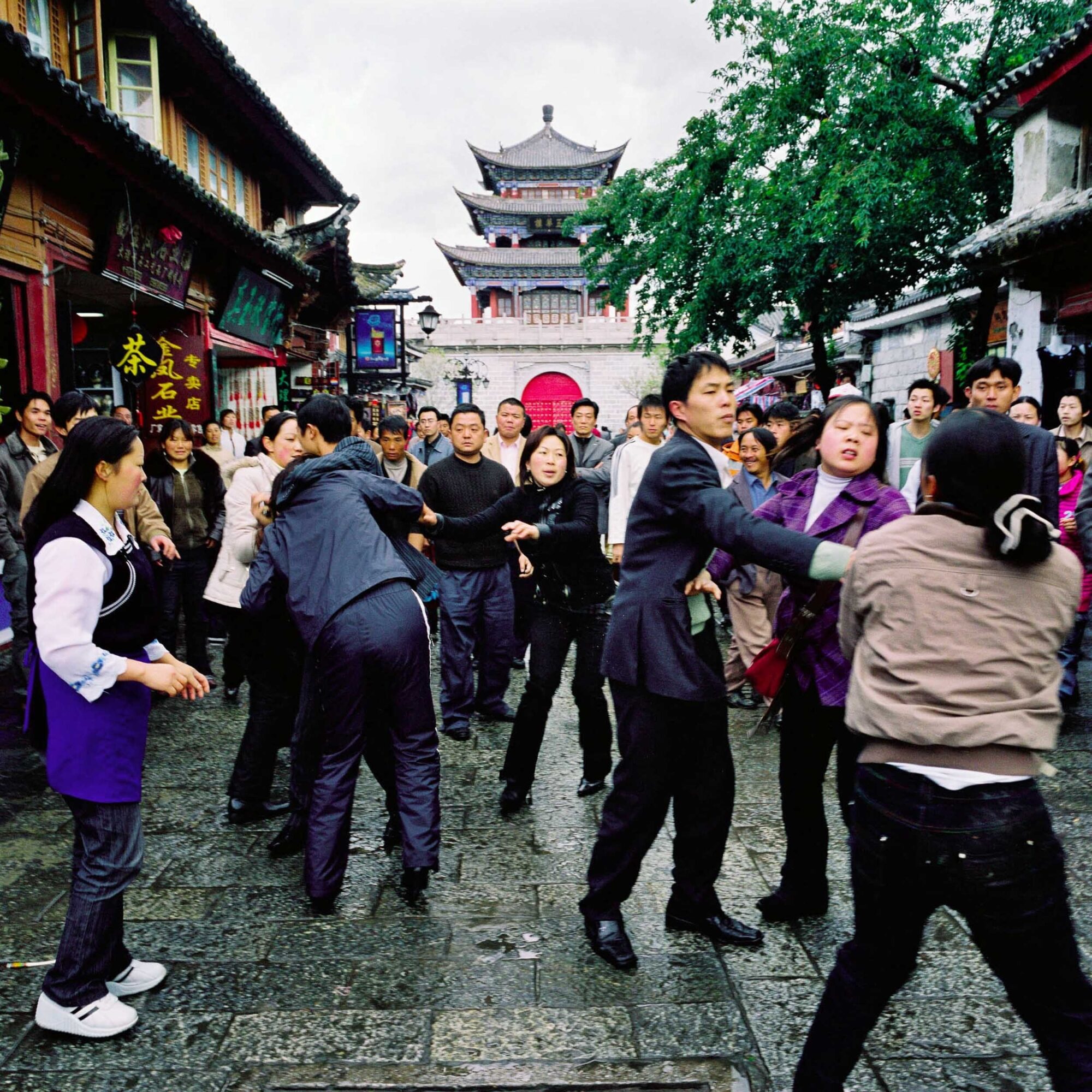 CHINA REPORTAGE IM MAERZ UND APRIL 2005

HANGEMENGE UND STREIT AUF DER STRASSE VON DALI. BILD AUS CHINA FUER EINE AUSSTELLUNG IN ST. GALLEN

PHOTO BY DANIEL AMMANN