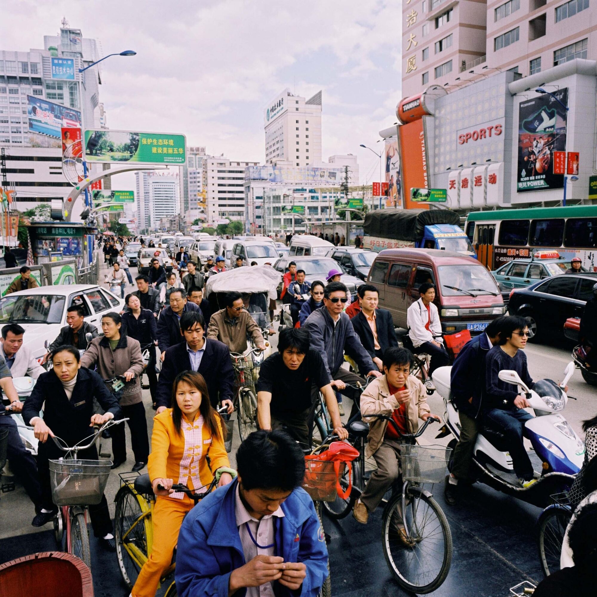 CHINA REPORTAGE IM MAERZ UND APRIL 2005

STRASSENBILD VON KUNMING MIT AUTO, VELO UND MOFA. BILD AUS CHINA FUER EINE AUSSTELLUNG IN ST. GALLEN

PHOTO BY DANIEL AMMANN