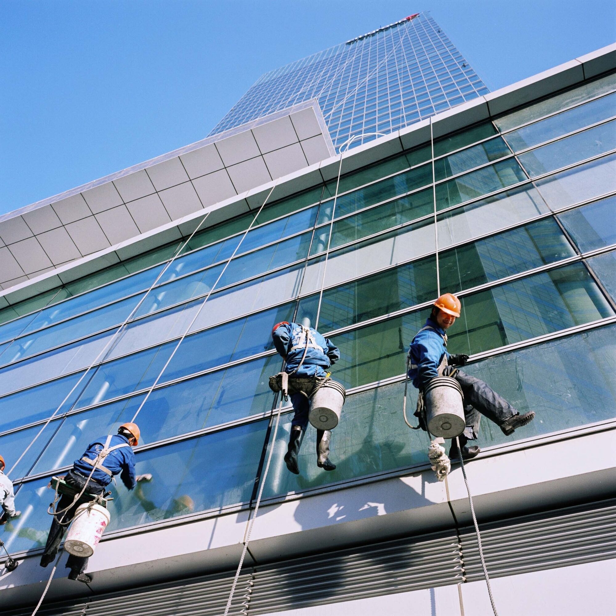CHINA REPORTAGE IM MAERZ UND APRIL 2005

FASSADENKLETTERER BEIM PUTZEN DER GLAESER BEI EINEM HOCHHAUS IN SCHANGHAI. BILD AUS CHINA FUER EINE AUSSTELLUNG IN ST. GALLEN

PHOTO BY DANIEL AMMANN