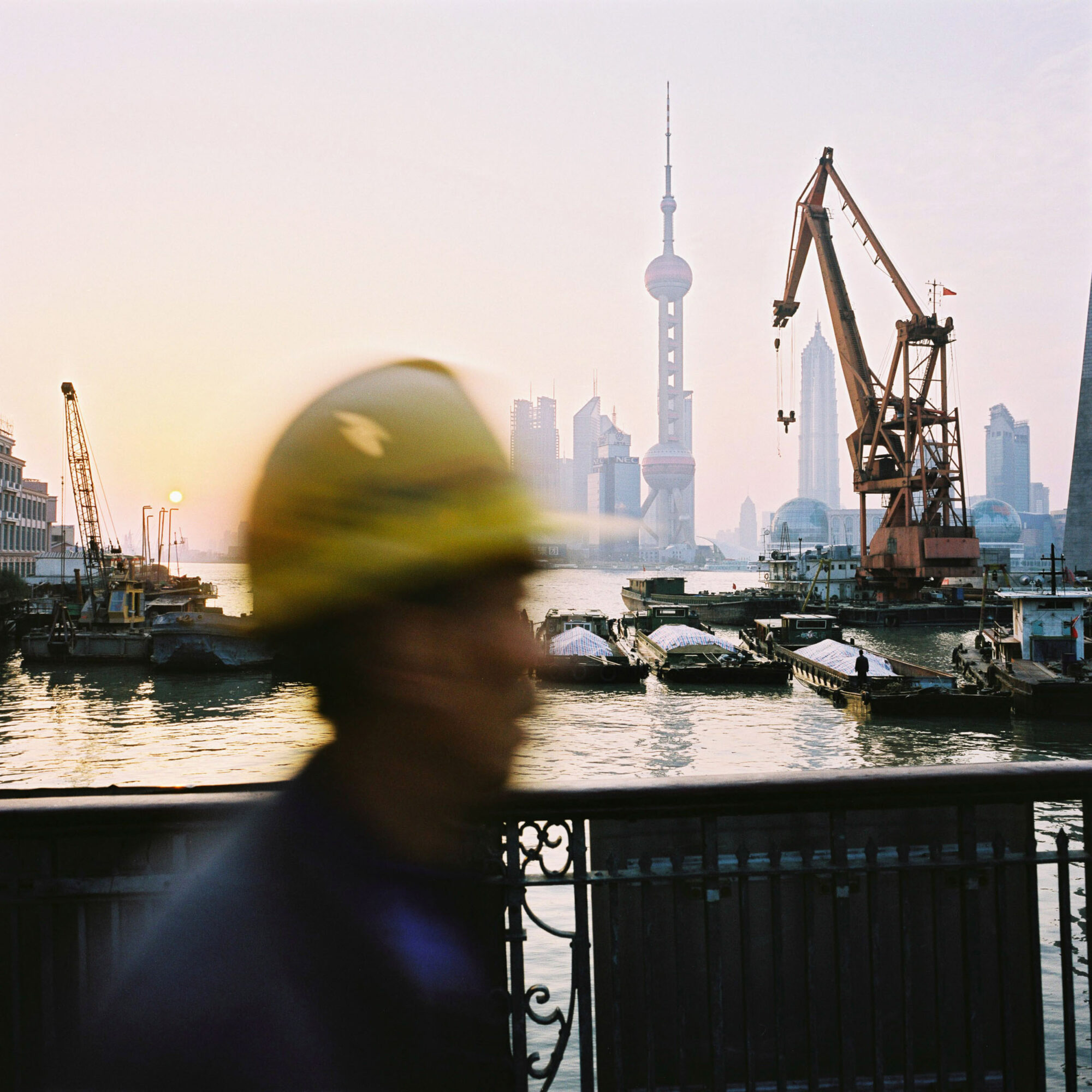 CHINA REPORTAGE IM MAERZ UND APRIL 2005

MORGENTURNEN, THAI CHI AUF DEM BUND IN SCHANGHAI, CHINA. MORGENSTIMMUNG MIT CHINESISCHEM ARBEITER IM VORDERGRUND.

PHOTO BY DANIEL AMMANN