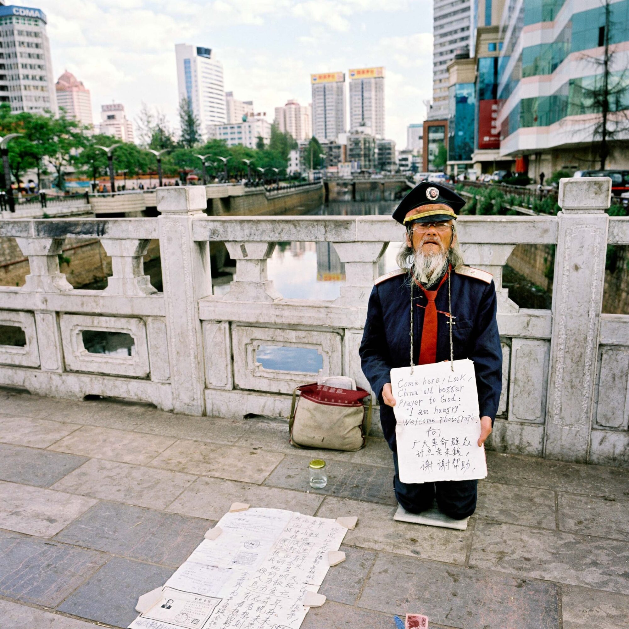 CHINA REPORTAGE IM MAERZ UND APRIL 2005

KUNMING, PROVINZ YUNNAN, CHINA - SOZIALREPORTAGE AUS DER STADT KUNMING. VOM LANDE HERGEZOGENE BAUERN VERSUCHEN IHR GLUECK MIT DEM WIEDERVERKAUF VON GEMUESE. STRASSENKINDER FINDEN IN EINEM TAGESHEIM EINEN ORT MIT WAERME UND ESSEN. BETTLER AUF DER STRASSE. ALTER MANN.

PHOTO BY DANIEL AMMANN