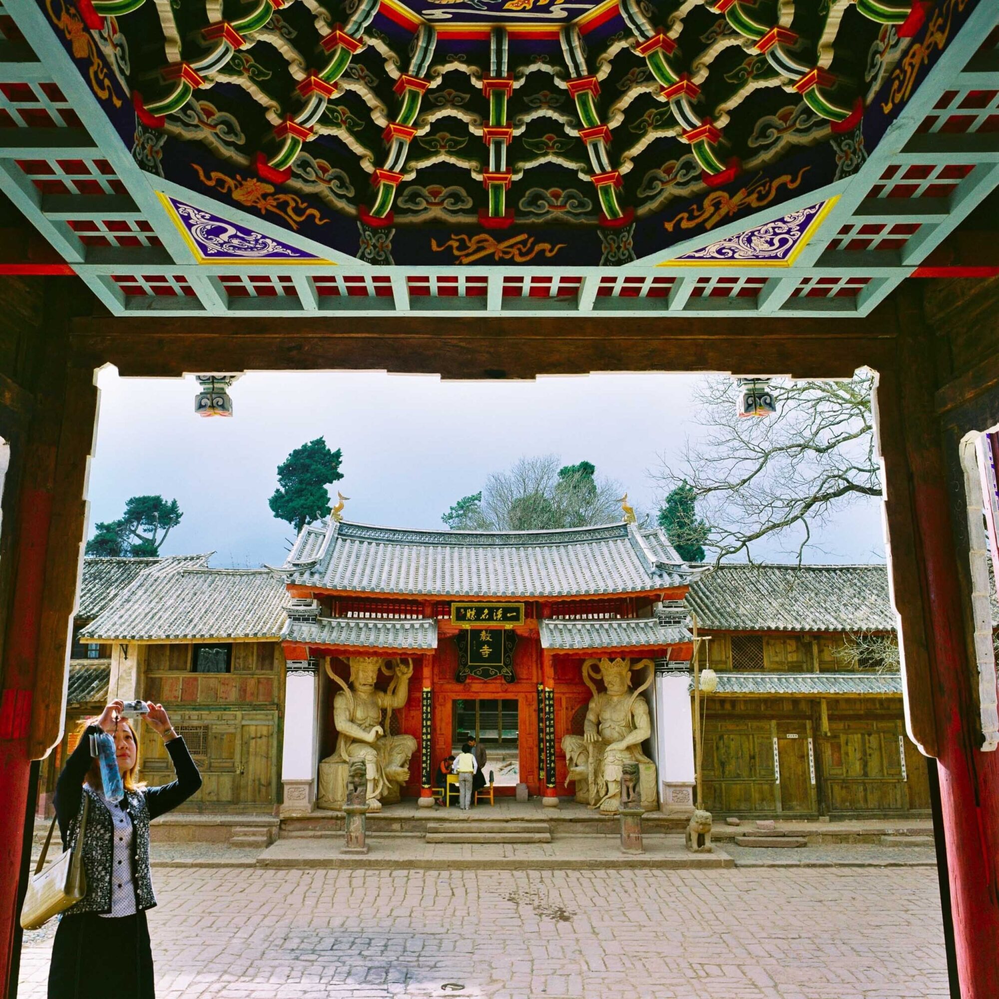 CHINA REPORTAGE IM MAERZ UND APRIL 2005

BILD AUS DEM DORF IM SHAXI VALLEY, PROVINZ YUNNAN. DAS DORFZENTRUM VON SHAXI.

PHOTO BY DANIEL AMMANN