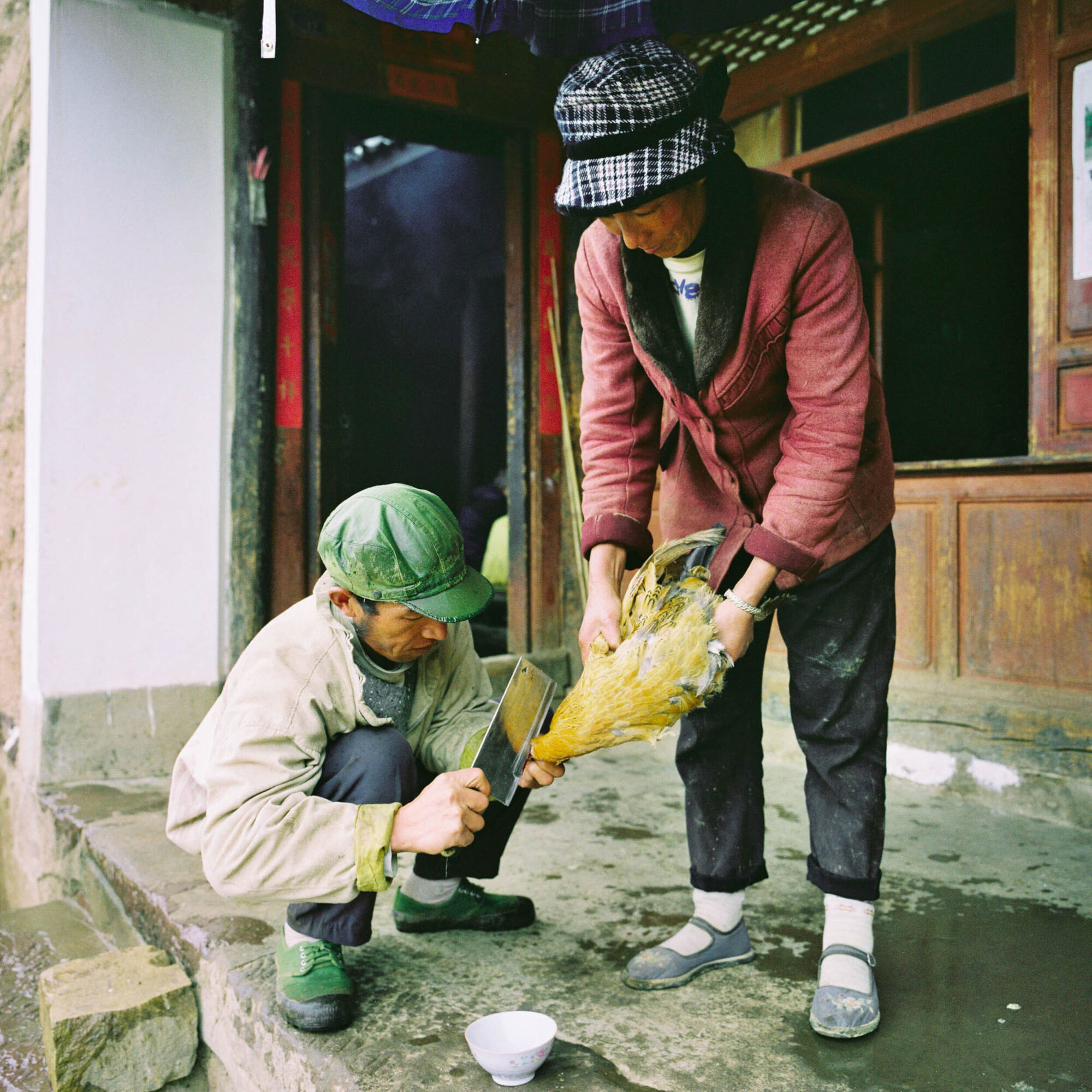 CHINA REPORTAGE IM MAERZ UND APRIL 2005

BILD AUS DEM DORF IM SHAXI VALLEY, PROVINZ YUNNAN. FAMILIE BEIM HUHN SCHLACHTEN.

PHOTO BY DANIEL AMMANN