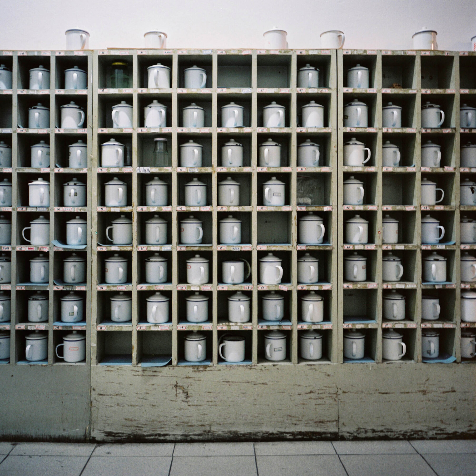 CHINA REPORTAGE IM MAERZ UND APRIL 2005

TEETASSEN IN EINER TEXTILFABRIK IN SUZHOU BEI SCHANGHAI. BILD AUS CHINA FUER EINE AUSSTELLUNG IN ST. GALLEN

PHOTO BY DANIEL AMMANN