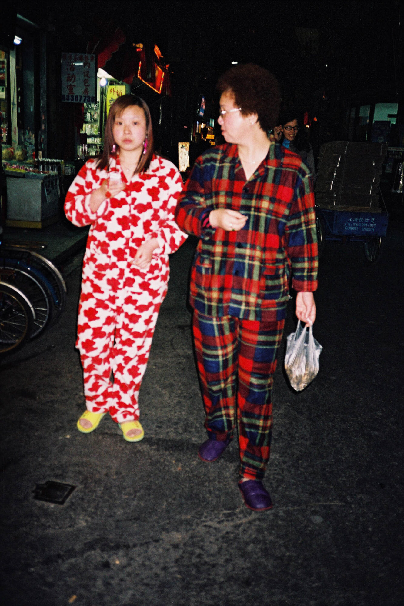 CHINA REPORTAGE IM MAERZ UND APRIL 2005

ZWEI SCHANGHAIANERINNEN IM NACHTHEMD BEIM SPAZIEREN. BILD AUS CHINA FUER EINE AUSSTELLUNG IN ST. GALLEN

PHOTO BY DANIEL AMMANN