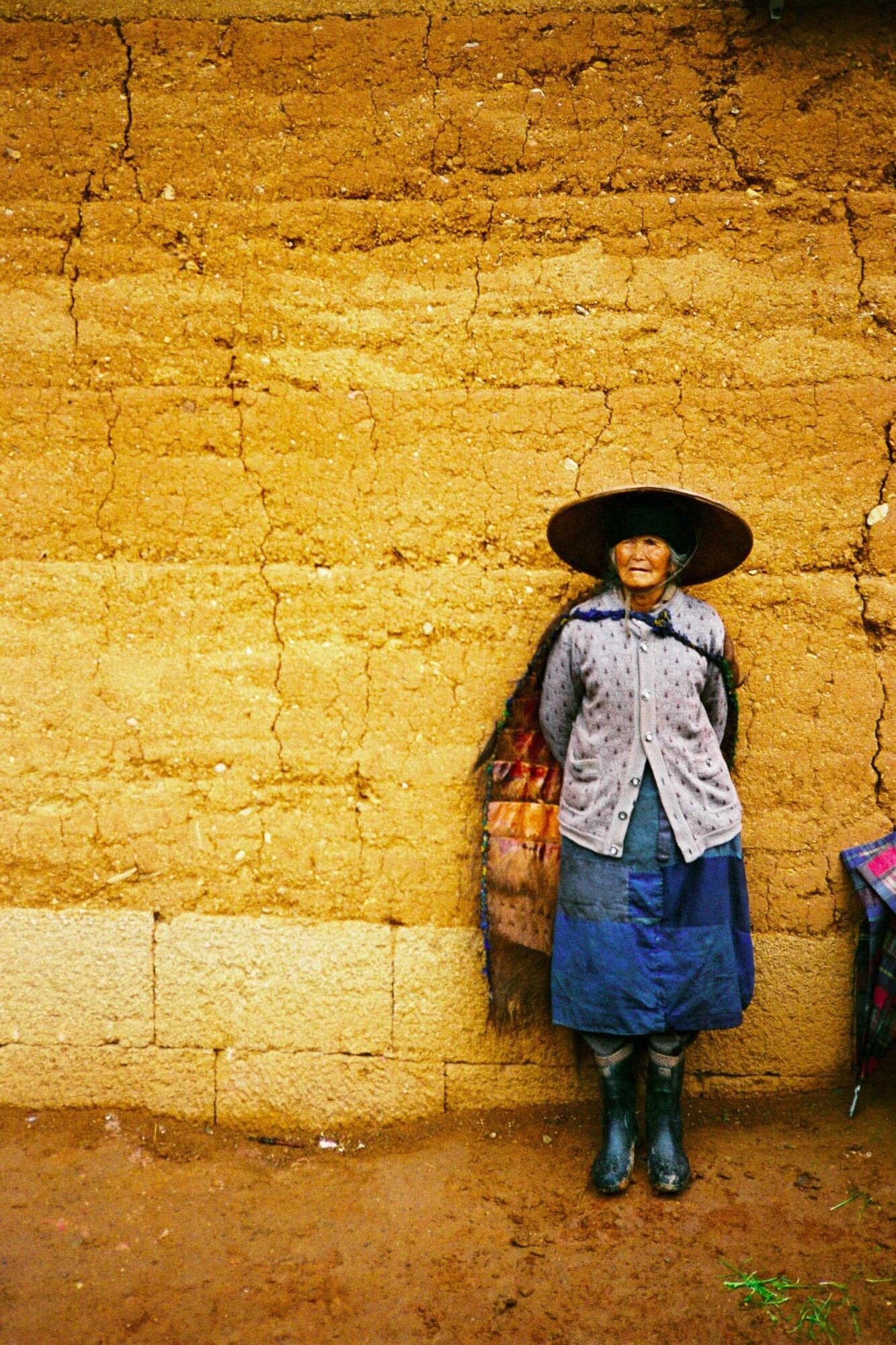 CHINA REPORTAGE IM MAERZ UND APRIL 2005

BILD AUS DEM DORF IM SHAXI VALLEY, PROVINZ YUNNAN IN CHINA. CHINESISCHE MARKT VERKAEUFERIN AN EINER LEHMWAND ANLEHNEND.

PHOTO BY DANIEL AMMANN