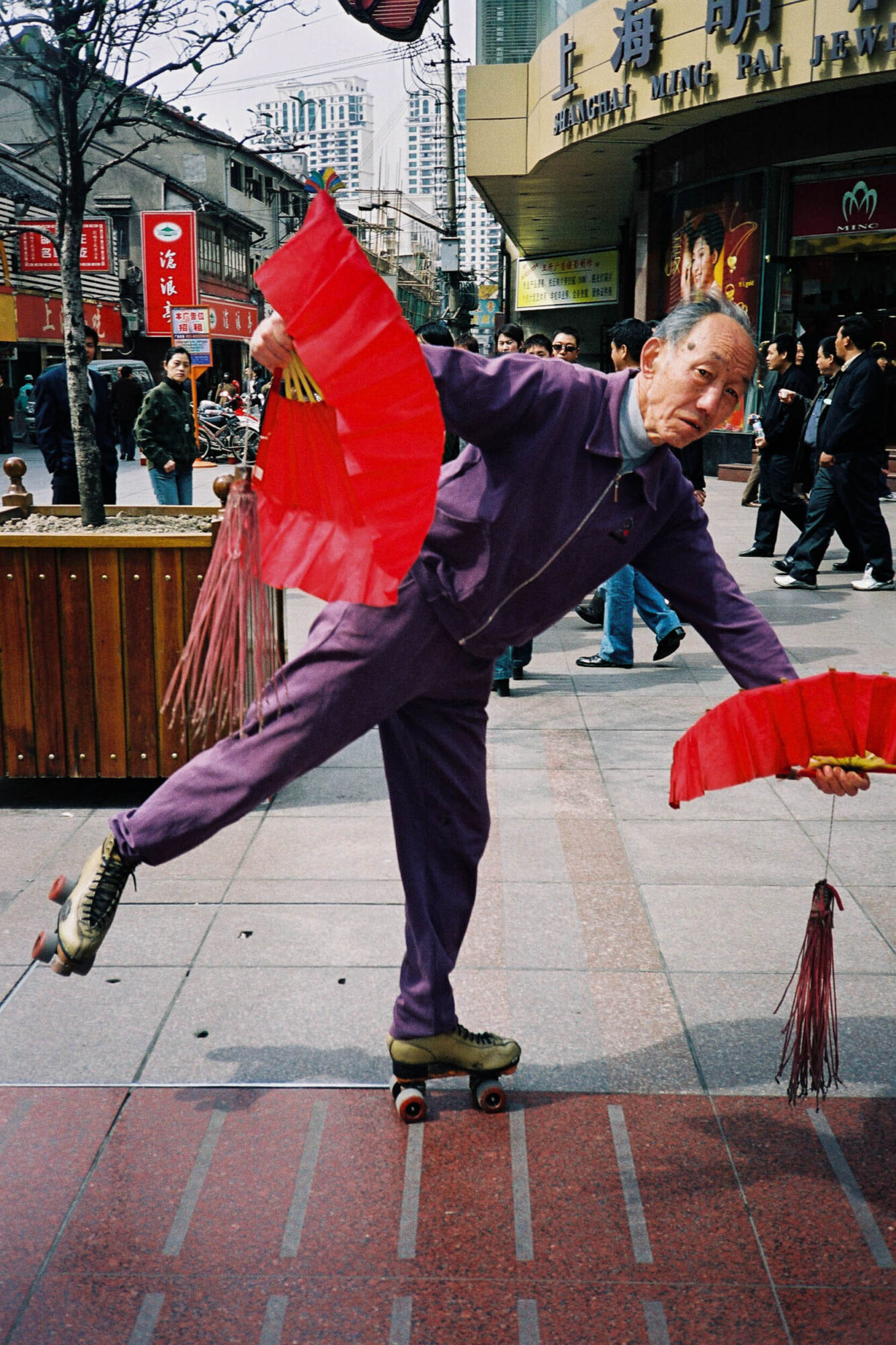 CHINA REPORTAGE IM MAERZ UND APRIL 2005

ROLLSCHUHLAEUFER IN SCHANGHAI. BILD AUS CHINA FUER EINE AUSSTELLUNG IN ST. GALLEN

PHOTO BY DANIEL AMMANN