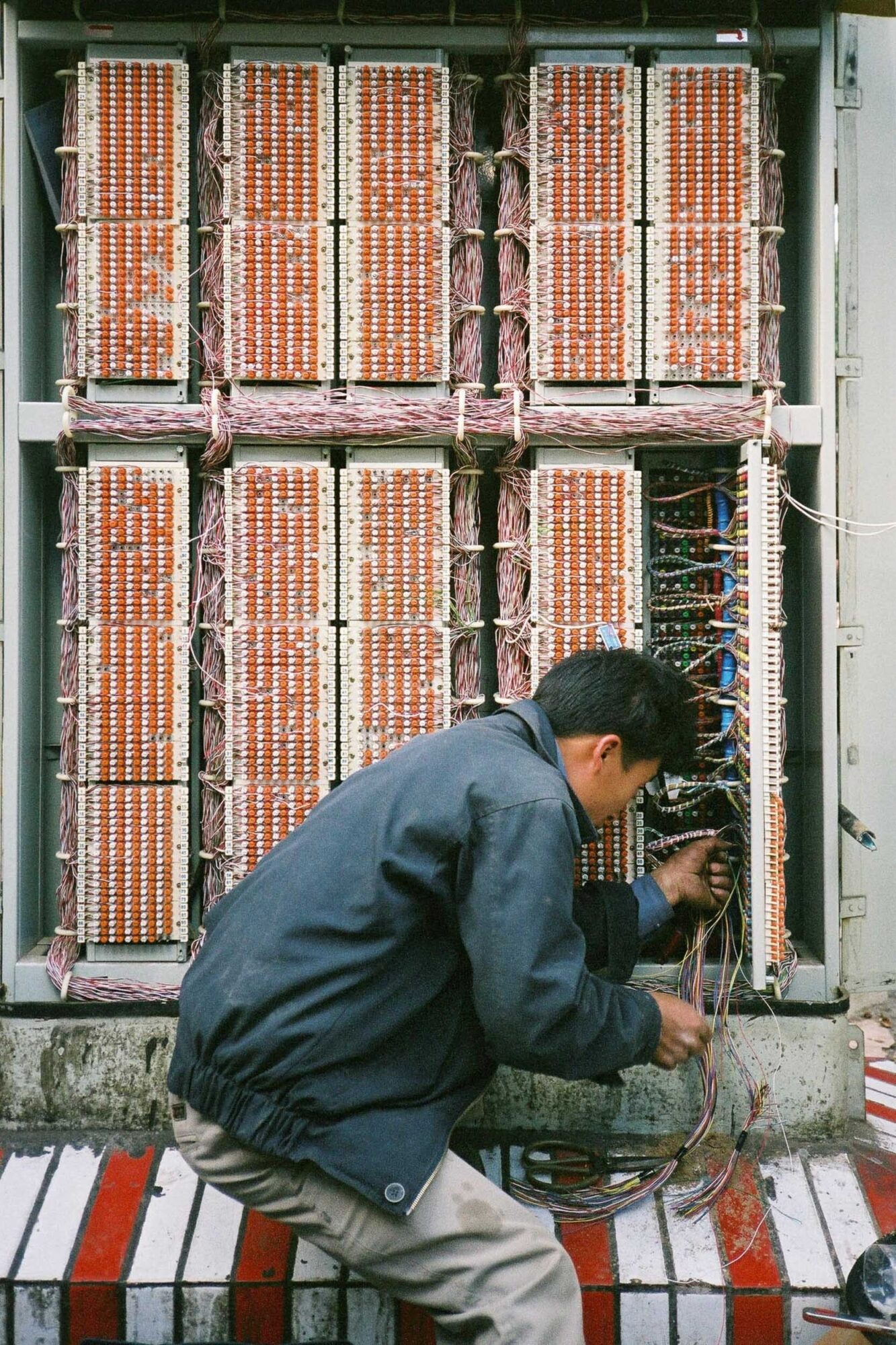 CHINA REPORTAGE IM MAERZ UND APRIL 2005

BILD AUS KUNMING,  CHINA. EIN ELEKTRIKER BEI SEINER ARBEIT AN EINEM SCHALTKREIS.

PHOTO BY DANIEL AMMANN