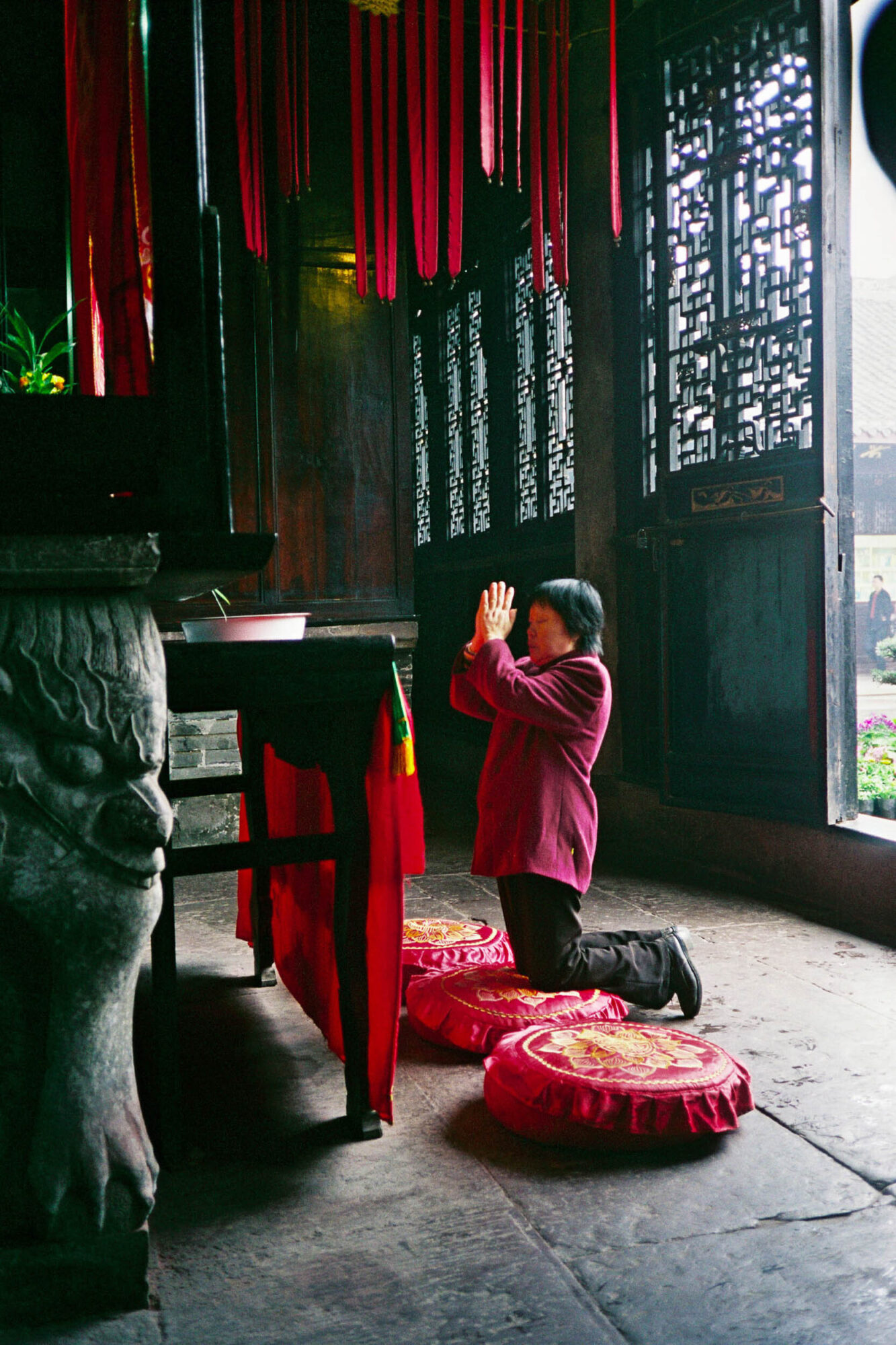 CHINA REPORTAGE IM MAERZ UND APRIL 2005

FRAU BEI BETEN IN EINEM TEMPEL. BILD AUS CHINA FUER EINE AUSSTELLUNG IN ST. GALLEN

PHOTO BY DANIEL AMMANN