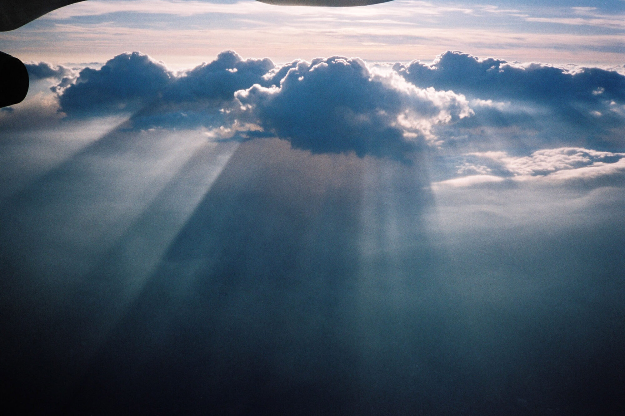 CHINA REPORTAGE IM MAERZ UND APRIL 2005

FLUG VON SHANGHAI, CHINA. NACH ZUERICH, SCHWEIZ. BLICK AUS DEM FENSTER MIN WOLKEN UND SONNE.

PHOTO BY DANIEL AMMANN