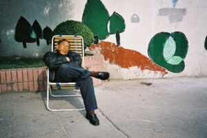 CHINA REPORTAGE IM MAERZ UND APRIL 2005

MANN SCHLAEFT AUF EINEM STUHL IN SCHANGHAI. BILD AUS CHINA FUER EINE AUSSTELLUNG IN ST. GALLEN

PHOTO BY DANIEL AMMANN