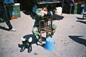 CHINA REPORTAGE IM MAERZ UND APRIL 2005

SCHLAFENDER MILTAERMANN AUF EINEM STUHL IN DER STRASSE VON SHANGHAI, CHINA.

PHOTO BY DANIEL AMMANN