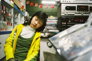 CHINA REPORTAGE IM MAERZ UND APRIL 2005

BILD AUS KUNMING,  CHINA. SCHLAFENDE CHINESIN IN EINEM LADEN.

PHOTO BY DANIEL AMMANN