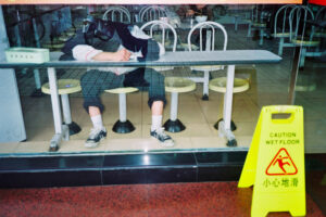 CHINA REPORTAGE IM MAERZ UND APRIL 2005

BILD AUS CHENGDU, CHINA. SCHLAFENDER CHINESE IN EINEM FAST FODD LADEN.

PHOTO BY DANIEL AMMANN