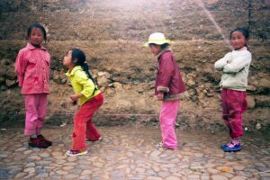 CHINA REPORTAGE IM MAERZ UND APRIL 2005

BILD AUS DEM DORF IM SHAXI VALLEY, PROVINZ YUNNAN IN CHINA. KINDER SPIELEN GUMMI TWIST.

PHOTO BY DANIEL AMMANN
