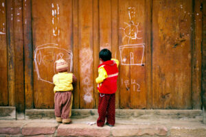 CHINA REPORTAGE IM MAERZ UND APRIL 2005

KINDER MALEN MIT KREIDE AN EINE HOLZWAND. BILD AUS CHINA FUER EINE AUSSTELLUNG IN ST. GALLEN

PHOTO BY DANIEL AMMANN