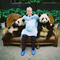 CHINA REPORTAGE IM MAERZ UND APRIL 2005

CHENGDU, PROVINZ SICHUAN - DEZA Chef Walter Fust bei zwei Panda Baeren.

PHOTO BY DANIEL AMMANN