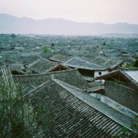 CHINA REPORTAGE IM MAERZ UND APRIL 2005

BILD AUS DER STADT LIJIANG, DACHLANDSCHAFT VON LIJIANG, EINEM WELTKULTUR ERBE ORT IN CHINA.

PHOTO BY DANIEL AMMANN