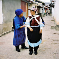 CHINA REPORTAGE IM MAERZ UND APRIL 2005

BILD AUS DER STADT LIJIANG, EINEM WELTKULTUR ERBE ORT IN CHINA. CHINESINNEN BEIM ANZIEHEN VON TRADITIONELLER CHINESISCHER TRACHTEN, KLEIDUNGSSTUECKE.

PHOTO BY DANIEL AMMANN