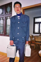 CHINA REPORTAGE IM MAERZ UND APRIL 2005

BILD AUS CHENGDU, CHINA. CHINESE TRAEGT ZWEI LAUTSPRECHER UND BEGLEITET DIE DELEGATION.

PHOTO BY DANIEL AMMANN