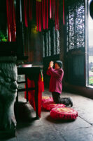 CHINA REPORTAGE IM MAERZ UND APRIL 2005

FRAU BEI BETEN IN EINEM TEMPEL. BILD AUS CHINA FUER EINE AUSSTELLUNG IN ST. GALLEN

PHOTO BY DANIEL AMMANN