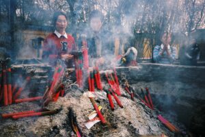 CHINA REPORTAGE IM MAERZ UND APRIL 2005

IN EINEM KLOSTER BEI SUZHOU, SCHANGHAI BETEN GLAEUBIGE UND VERBRENNEN RAEUCHERSTAEBE. BILD AUS CHINA FUER EINE AUSSTELLUNG IN ST. GALLEN

PHOTO BY DANIEL AMMANN