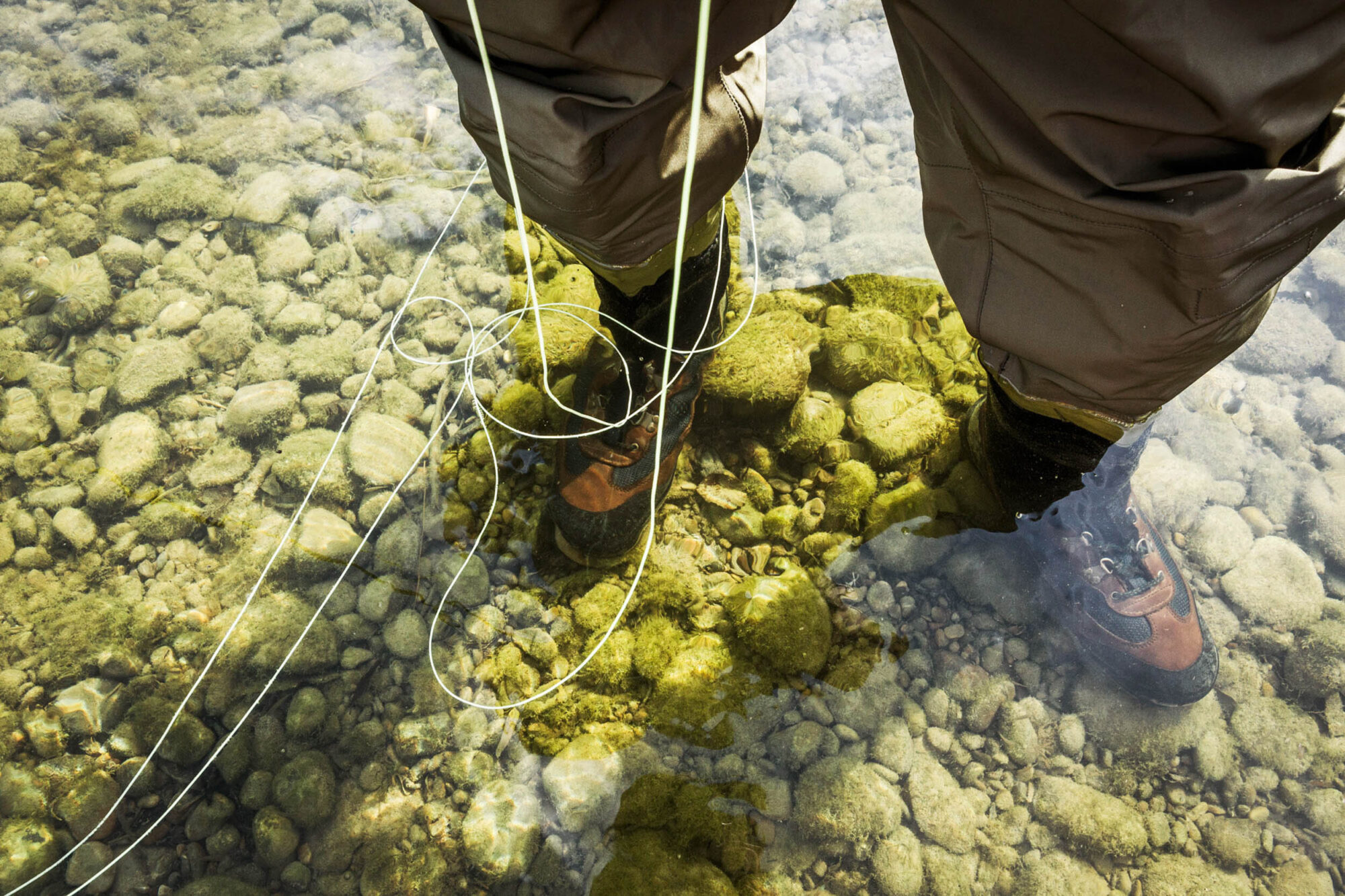 Bischofszell, Thurgau, Schweiz, 13. August 2012 - Alain Dalle, Fliegen Fischer in der Thur bei Bischofzell.