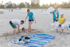 Miami Beacg, Florida, USA, 11. April 2013 - Miami Beach, Menschen am Strand und in der Art Deco Stadt.
