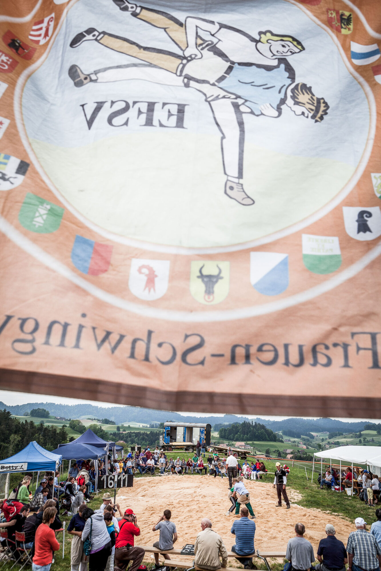 Oberbuehl, Huttwil, Bern, Schweiz, 8. Mai 2011 - Frauenschwingen in Oberbuehl.