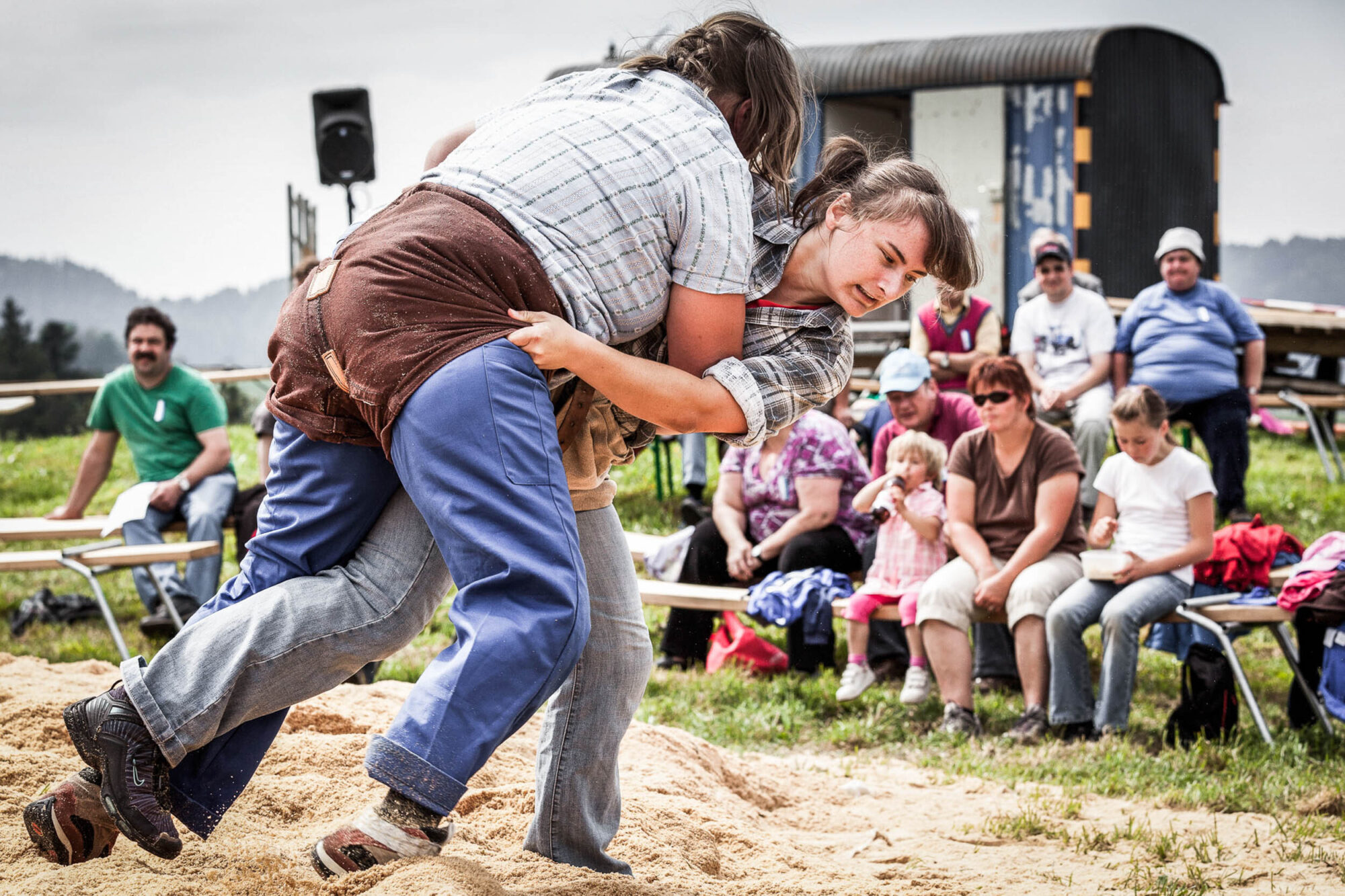 Oberbuehl, Huttwil, Bern, Schweiz, 8. Mai 2011 - Frauenschwingen in Oberbuehl.