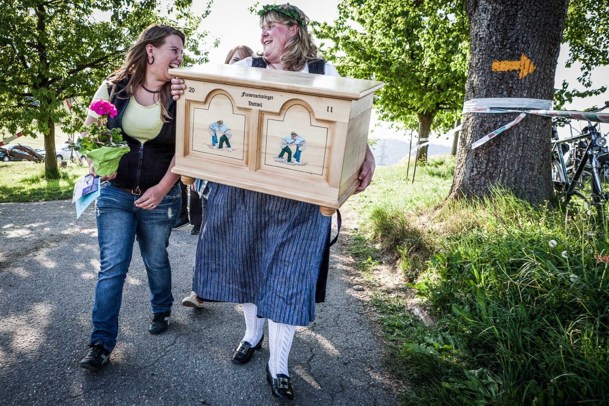 Oberbuehl, Huttwil, Bern, Schweiz, 8. Mai 2011 - Frauenschwingen in Oberbuehl.